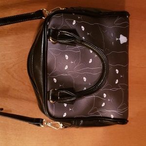 Black cat purse. Detachable shoulder strap. Inside has a couple small pockets.
